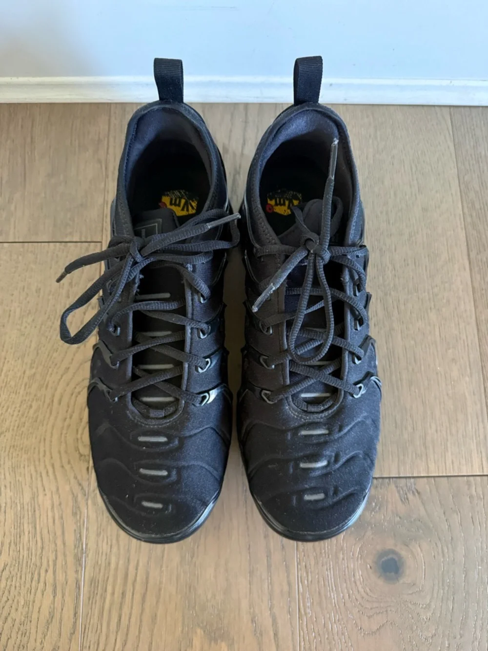 Nike Men’s Triple Black VaporMax-Style Cushioned Sneakers - Picture 8 of 9